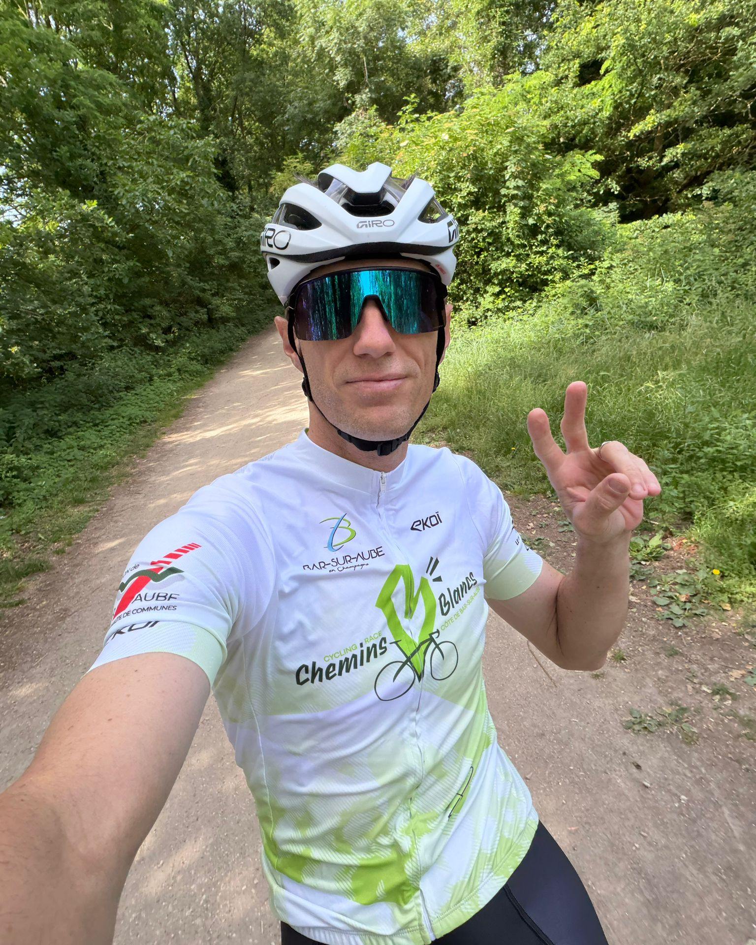 👉 JUIN ☀️

Le compte à rebours est lancé… et le mois démarre fort avec un maillot inauguré par  @pierre_rolland_cyclisme ! 🚴‍♂️🔥

Une nouvelle édition qui s’annonce sublime sur les Chemins Blancs 🌾

𝐈𝐧𝐟𝐨𝐬 & 𝐢𝐧𝐬𝐜𝐫𝐢𝐩𝐭𝐢𝐨𝐧𝐬 ⤵️
✍️ https://cyclo-barsuraubecheminsblancs.com

#BARSURAUBECHEMINSBLANCS #gravel #route #cyclo #Cyclosportive #granfondo #CheminsBlancs #CotedesBar #Aube #GrandEst #PierreRolland